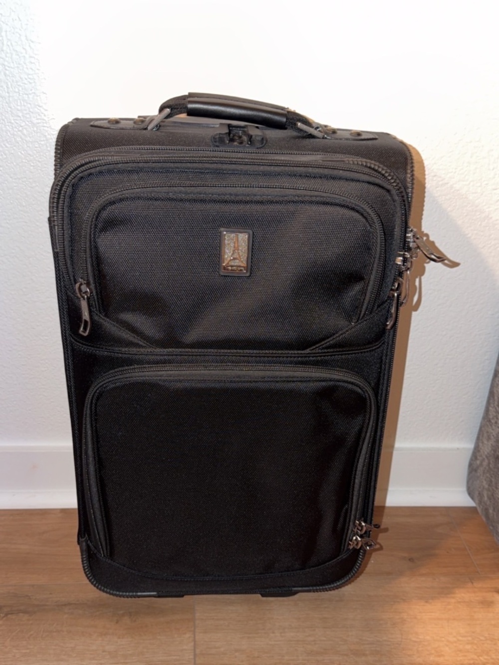 Travelpro FlightCrew 5 22" Rollaboard Carry On Luggage Flight Crew Black